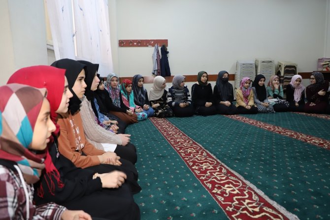 Kaymakam Tunç, Hz. Hatice Yatılı Kız Kur’an Kursu Öğrencileri İle Biraraya Geldi