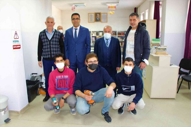 Amasya’da Kütüphanesiz Okulların Masa Ve Kitaplıkları Meslek Lisesi Öğrencilerinden