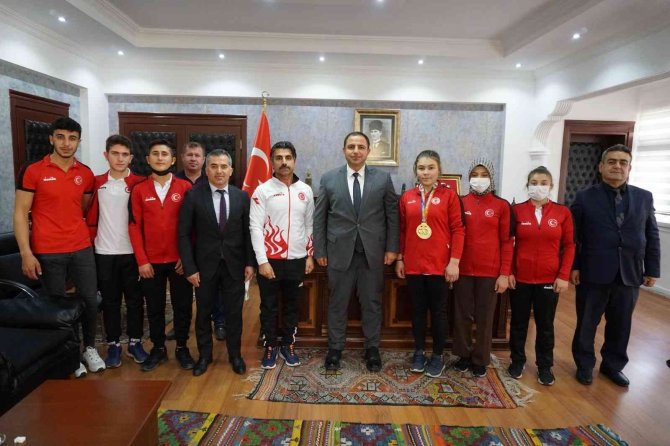 Bileğiyle Dünyayı Deviren Şifa Nur, Çivril’in Gururu Oldu