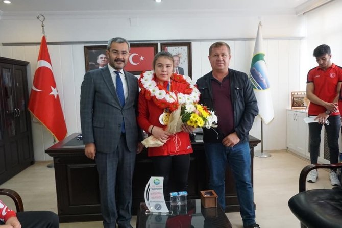 Bileğiyle Dünyayı Deviren Şifa Nur, Çivril’in Gururu Oldu