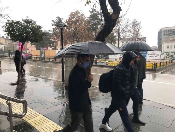 Elazığ’da Sağanak Yağış Etkili Oldu