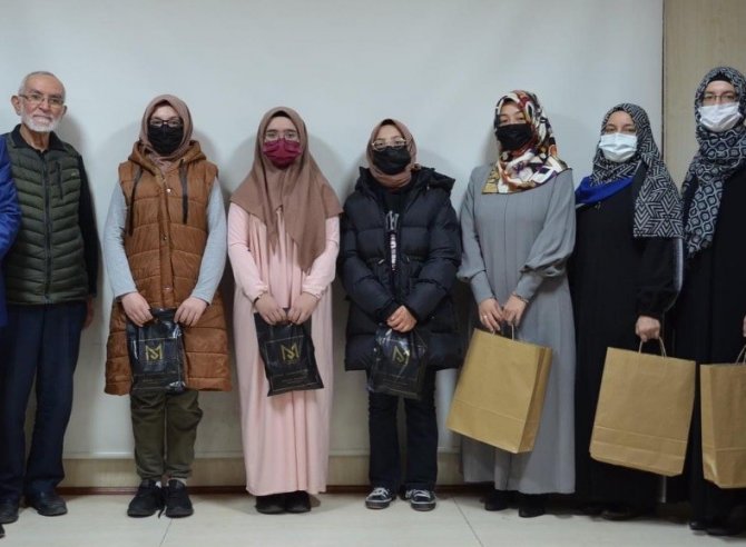 Hafızlık Eğitimini Tamamlayan 7 Öğrenciye Belgeleri Verildi