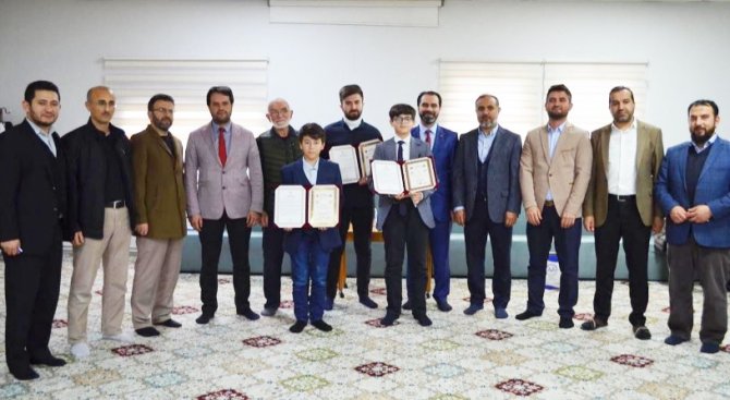 Hafızlık Eğitimini Tamamlayan 7 Öğrenciye Belgeleri Verildi