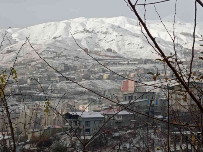 Hakkari Beyaza Büründü