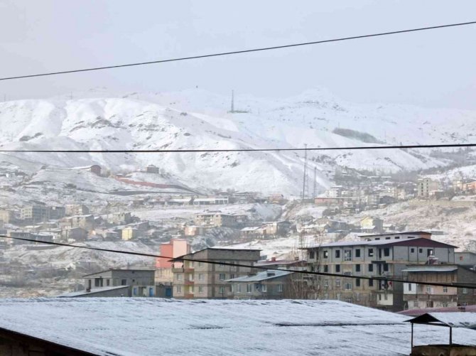 Hakkari Beyaza Büründü