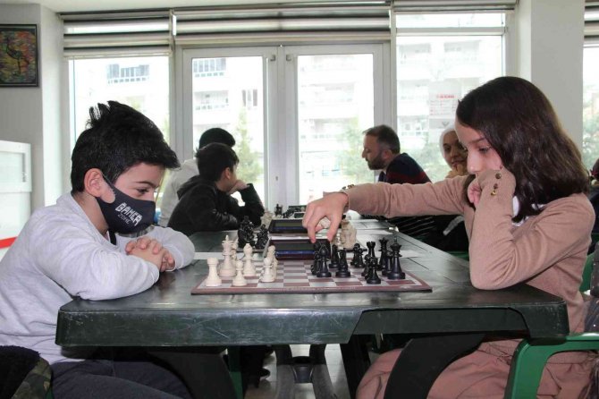 Yeni Atanan Öğretmen, Kızının Satrançta Başarılı Olması İçin Siirt’i Tercih Etti