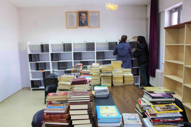 Amasya’da Kütüphanesiz Okulların Masa Ve Kitaplıkları Meslek Lisesi Öğrencilerinden