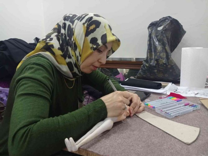 Kitre Bebek Yaparak Hem Meslek Öğreniyorlar, Hem De Boş Zamanlarını Değerlendiriyorlar