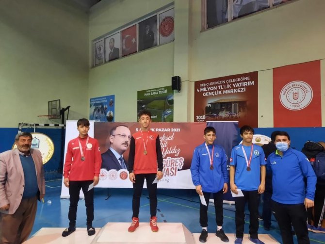 Kağıtsporlu Güreşçiler Kürsüdeki Yerini Aldı