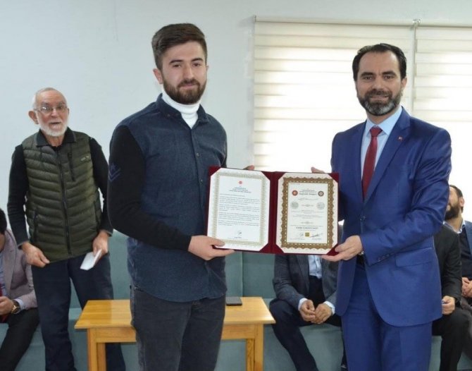 Hafızlık Eğitimini Tamamlayan 7 Öğrenciye Belgeleri Verildi