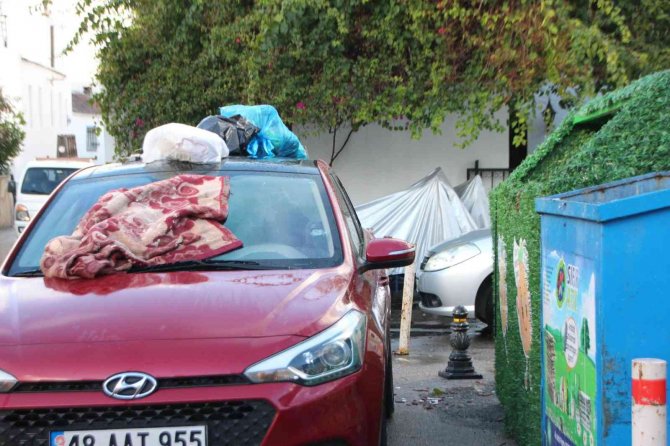 Mahallelinin Yasak Parka Tepkisi: Saatlerce Kaldırılmayan Otomobilin Üzerini Çöplüğe Çevirdiler