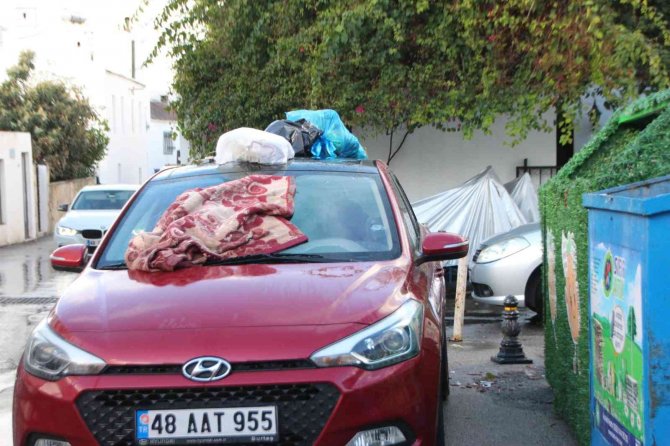 Mahallelinin Yasak Parka Tepkisi: Saatlerce Kaldırılmayan Otomobilin Üzerini Çöplüğe Çevirdiler