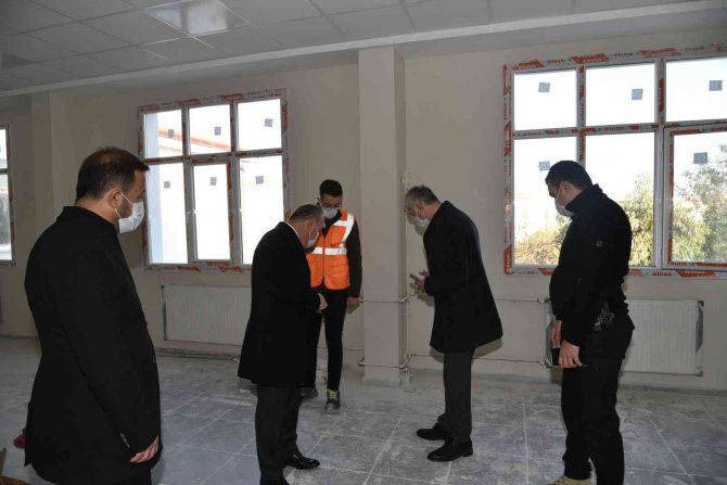 Vali Karadeniz, İ̇nşaatı Devam Eden Okullarda İ̇ncelemelerde Bulundu