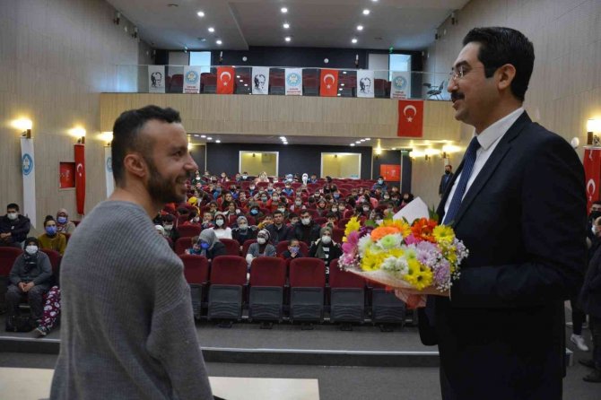 Milli Yüzücü Sefa Yurtkölesi Öğrencilerle Buluştu