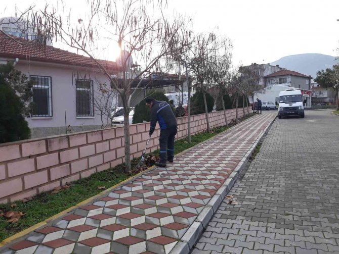 Soma’da Park Ve Bahçelerin Kışlık Bakımları Devam Ediyor