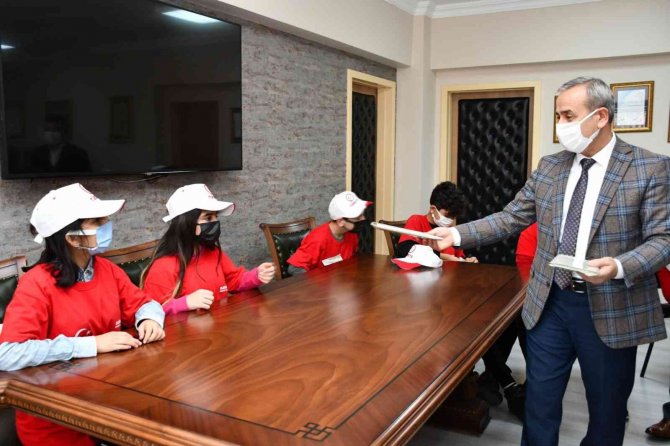 Öğrencilerden İ̇l Milli Eğitim Müdürü Akbaş’a Ziyaret