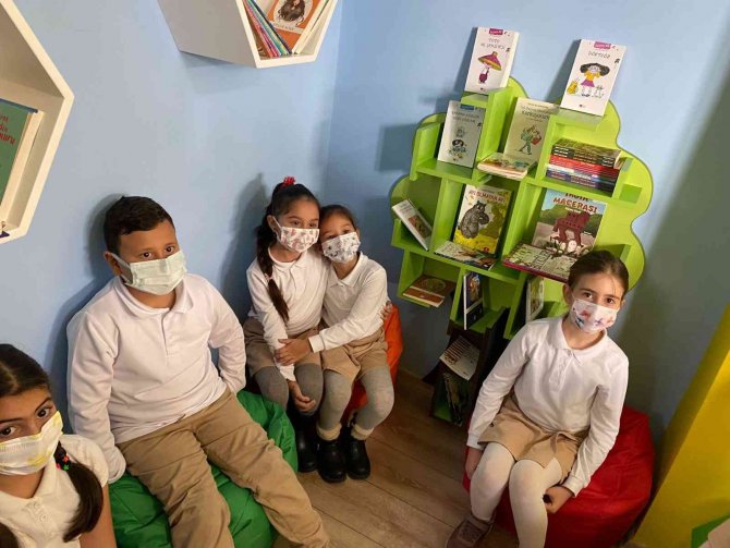 Hayırsever Vatandaştan Atatürk İ̇lkokulu’na Kütüphane Desteği