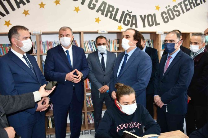 Bu Kütüphanelerin Mobilyaları Öğrencilerden, Dekorasyonu Öğretmenlerden