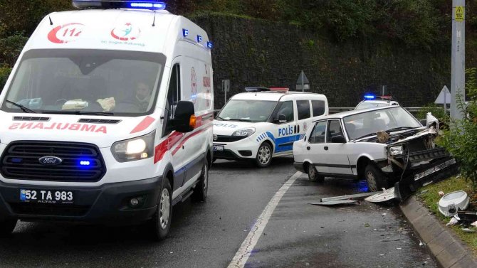 Patlayan Lastik Kazaya Sebep Oldu: 2 Yaralı