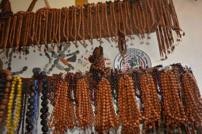 Manyetik Kumdan Yaptığı Tespihleri Yurt İçi Ve Yurt Ve Dışında Satıyor