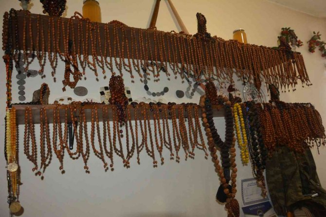 Manyetik Kumdan Yaptığı Tespihleri Yurt İçi Ve Yurt Ve Dışında Satıyor