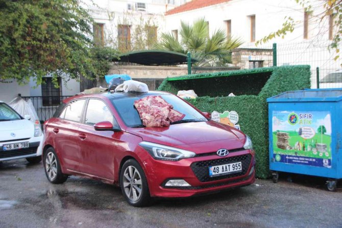 Mahallelinin Yasak Parka Tepkisi: Saatlerce Kaldırılmayan Otomobilin Üzerini Çöplüğe Çevirdiler