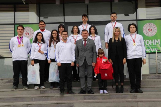 Şampiyonlardan Ali İ̇hsan Kabakcı’ya Ziyaret