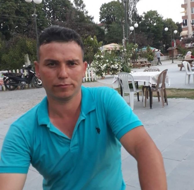 Tarlada Devrilen Traktörün Sürücüsü Hayatını Kaybetti