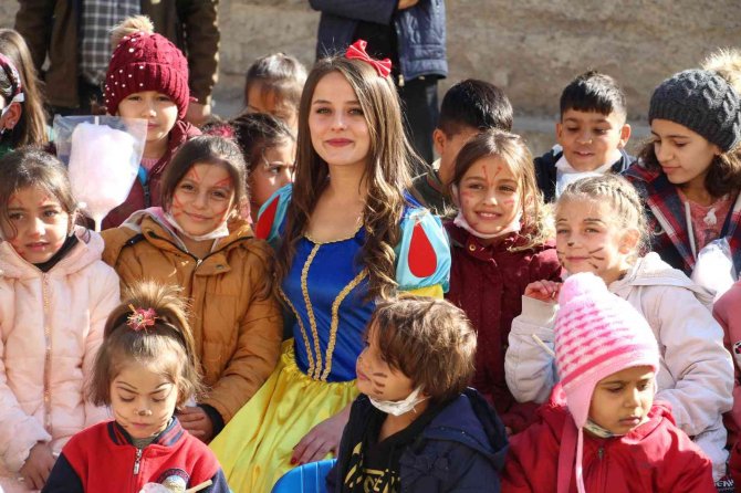 Öğretmenler, Çocukların Bir Gülümsemesi İçin Yollarda