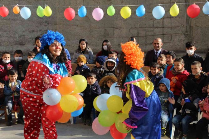 Öğretmenler, Çocukların Bir Gülümsemesi İçin Yollarda