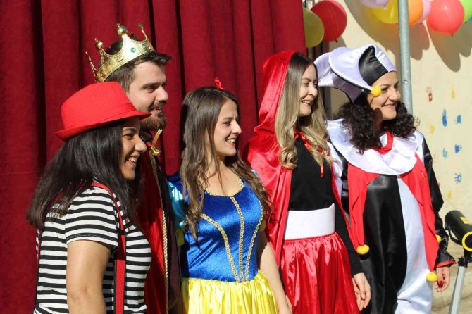 Öğretmenler, Çocukların Bir Gülümsemesi İçin Yollarda