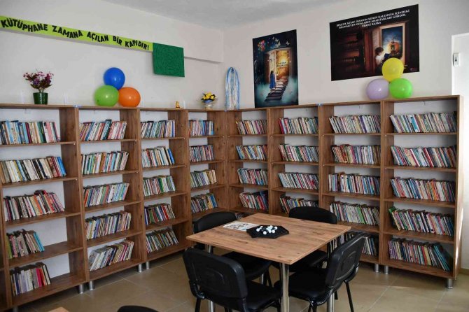 Bu Kütüphanelerin Mobilyaları Öğrencilerden, Dekorasyonu Öğretmenlerden