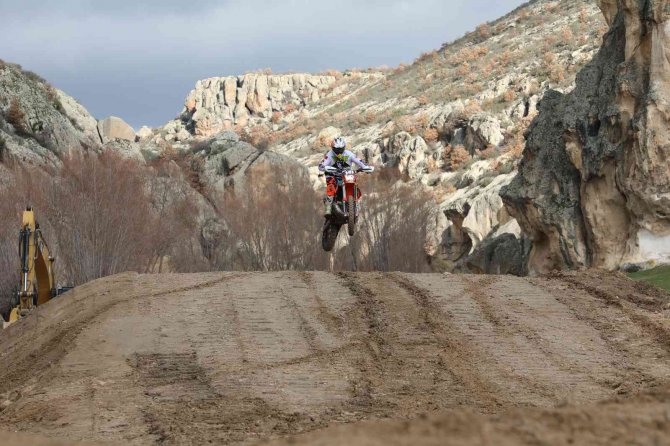 Vali Tanıtım İçin Protokolle Atv’ye Binip Köy İçinde Gezdi