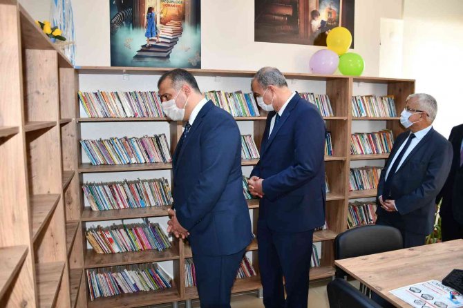 Bu Kütüphanelerin Mobilyaları Öğrencilerden, Dekorasyonu Öğretmenlerden