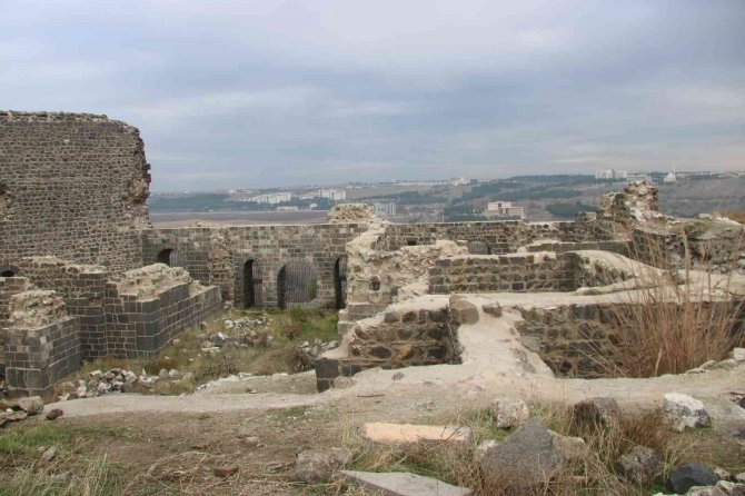 Diyarbakır Surlarını Bir Boy Yükselten Mervani Hükümdarının Sarayı Bulundu
