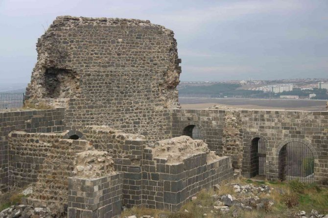 Diyarbakır Surlarını Bir Boy Yükselten Mervani Hükümdarının Sarayı Bulundu