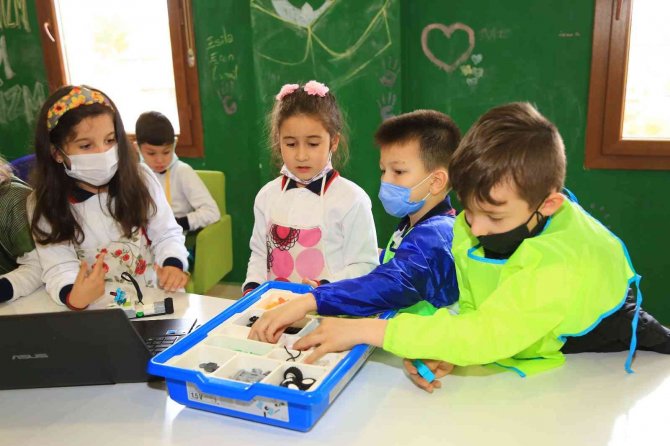 Uşaklı Çocuklar Robotik Kodlama Ve Zeka Yapım Atölyesi’nde Gelişim Gösteriyor