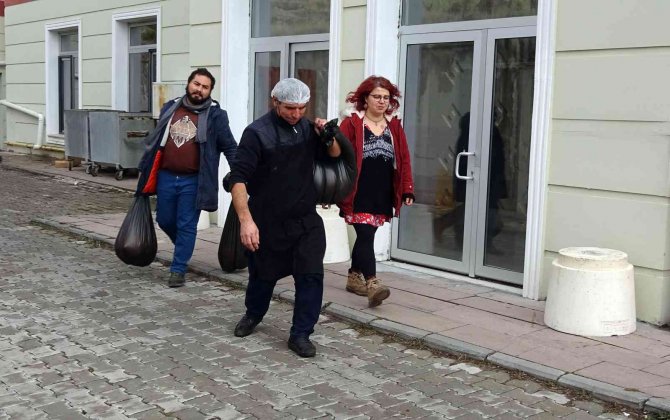 Sokak Hayvanları Her Gün Onun Yolunu Gözlüyor