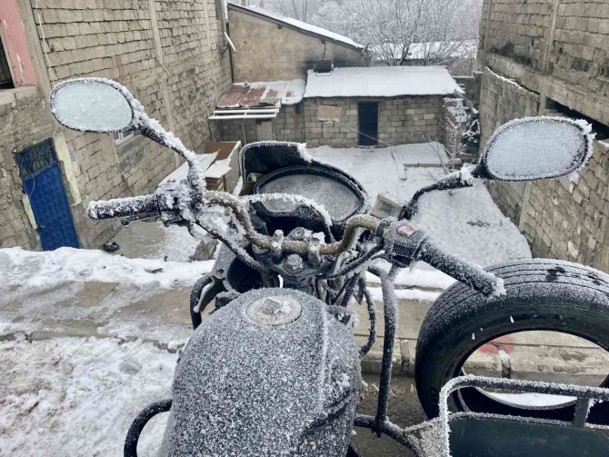 Ağrı Dondurucu Soğuklara Teslim Oldu