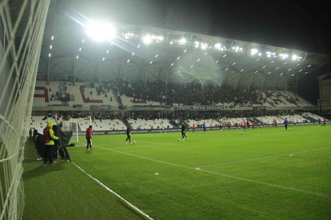 Alsancak Mustafa Denizli Stadyumu’nda İlk Maç