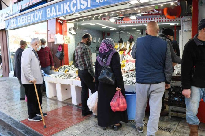 Samsun’da Mevsim Balıklarının Fiyatı 10 Tl İle 30 Tl Arasında Değişiyor