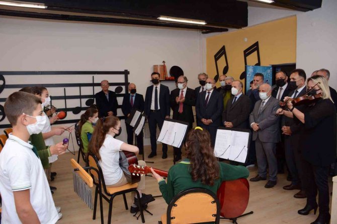 Rektör Uzun, 1979 Yılında Mezun Olduğu Ortaokuldaki Açılışa Katıldı