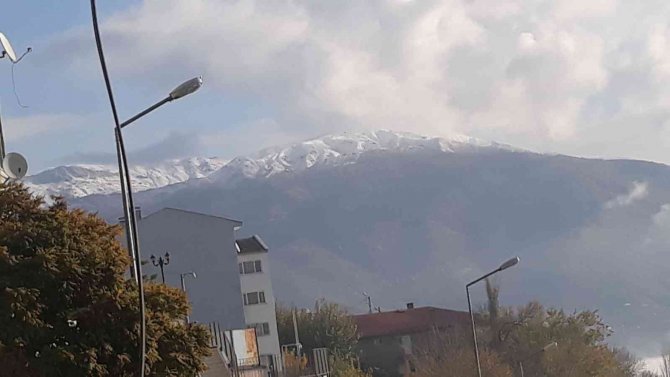 Kulp’un Dağlarına Mevsimin İlk Karı Yağdı