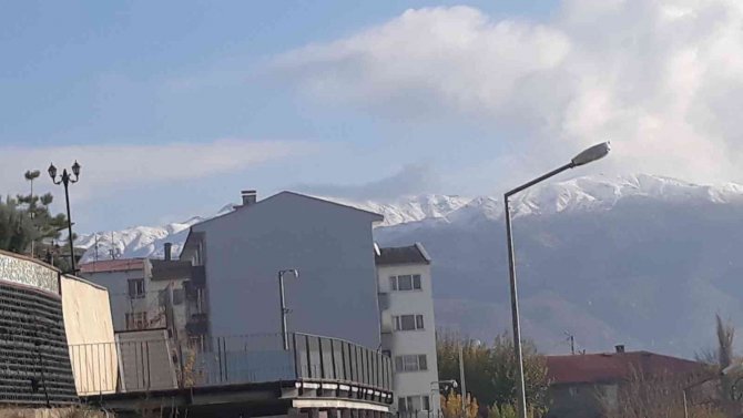 Kulp’un Dağlarına Mevsimin İlk Karı Yağdı