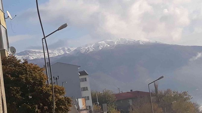 Kulp’un Dağlarına Mevsimin İlk Karı Yağdı
