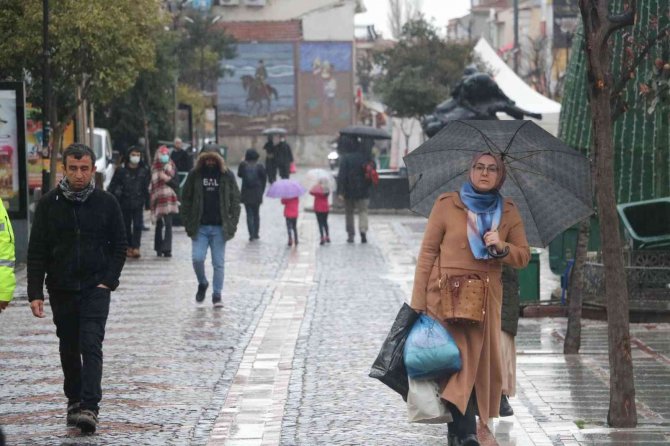 Edirne’de Sağanak Yağış Etkili Oluyor