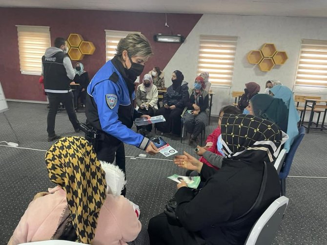 Elazığ’da ’Bilinçli Kadın Bilinçli Gelecek’ Ve ’En İ̇yi Narkotik Polisi Anne’ Projesi