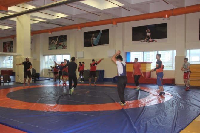 Erzincan’da Güreş Seçmeleri Başladı