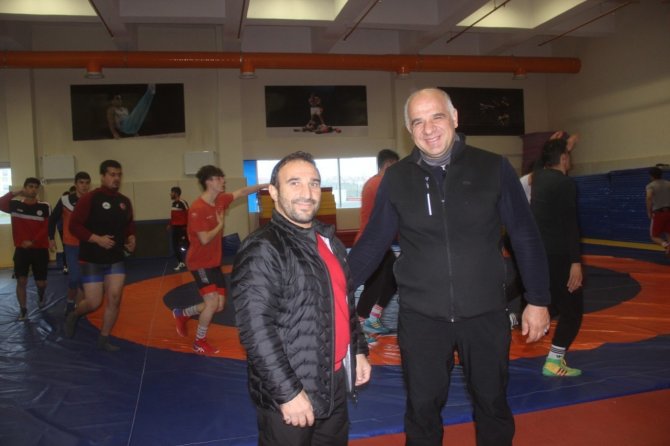 Erzincan’da Güreş Seçmeleri Başladı