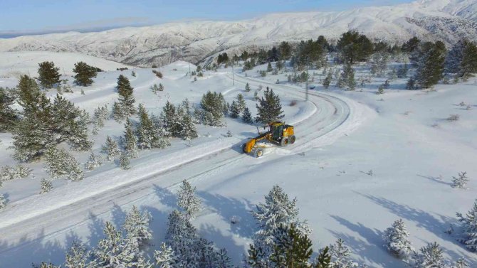 Erzincan’da Kar Ve Tipiden Kapanan 31 Köy Yolu Ulaşıma Açıldı